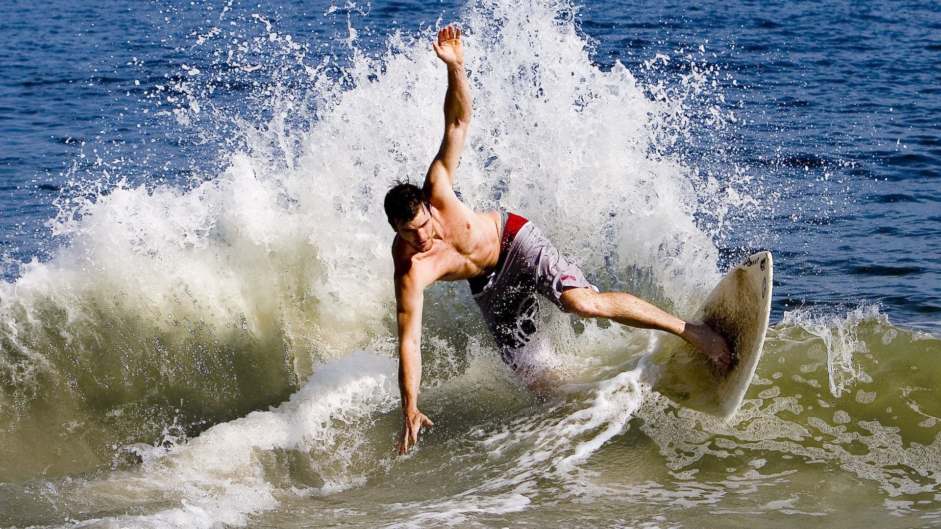 高位逼抢激活前场多点突破，高位进攻